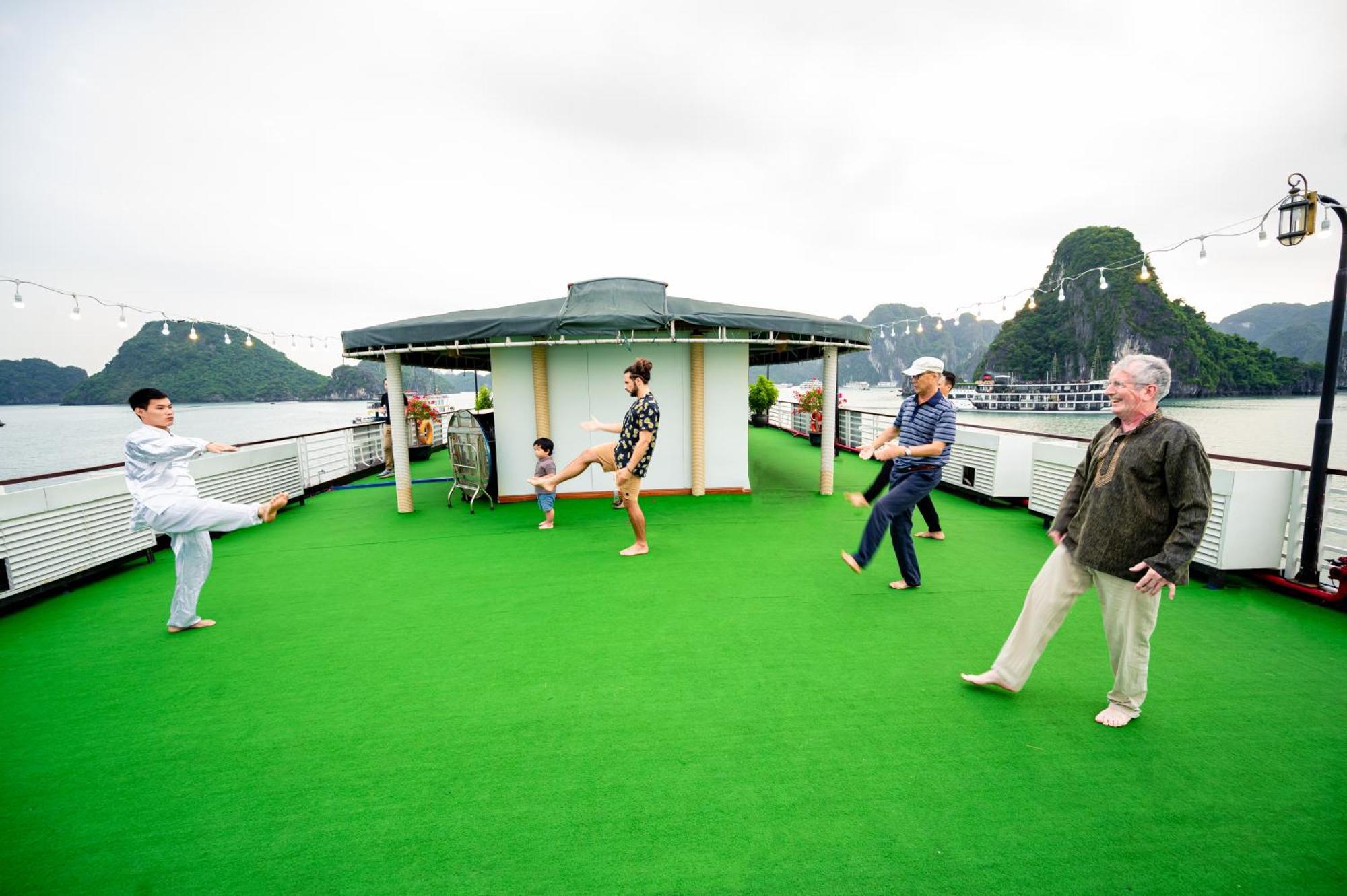 Dragon Crown Legend Cruise Hotel Ha Long Exterior photo