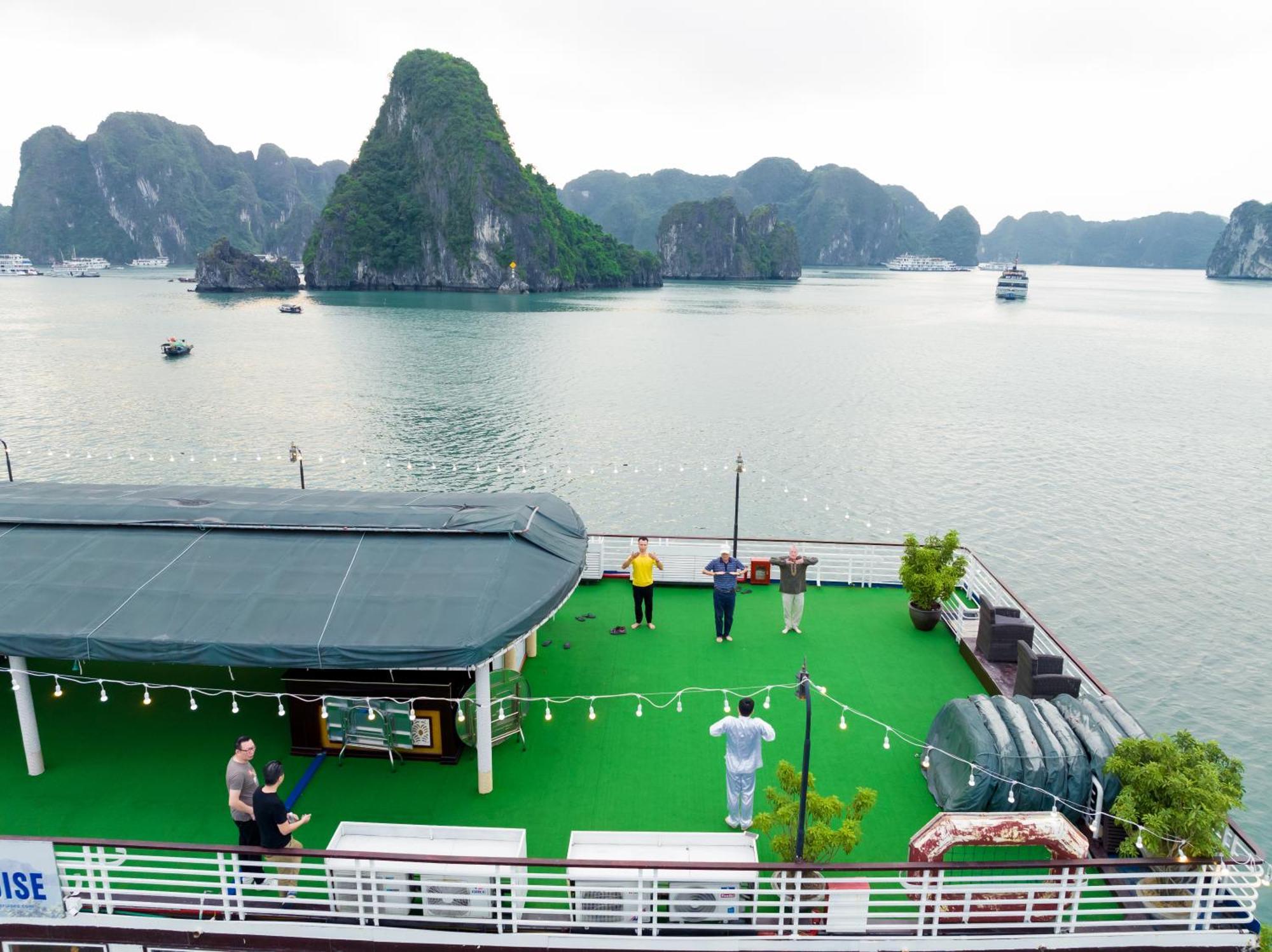 Dragon Crown Legend Cruise Hotel Ha Long Exterior photo