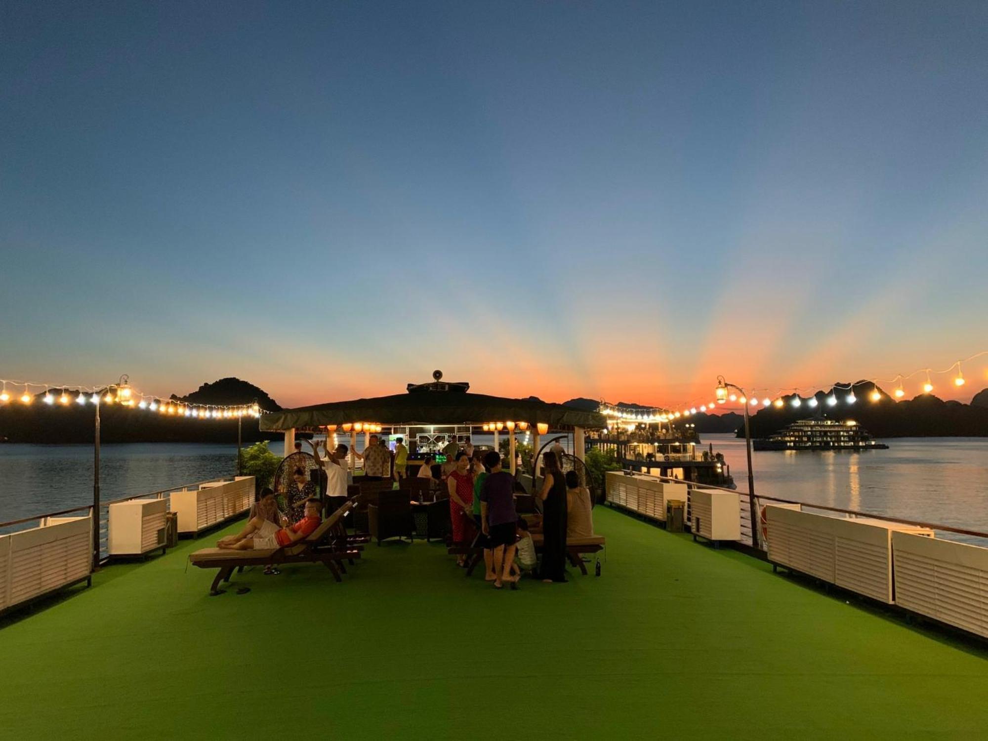 Dragon Crown Legend Cruise Hotel Ha Long Exterior photo